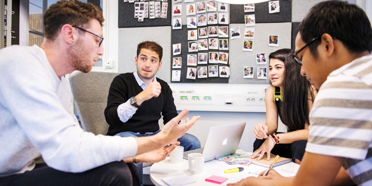 Studerende i gruppearbejde