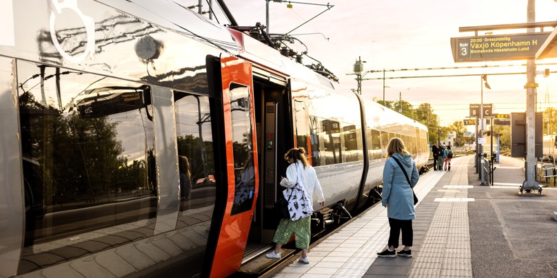 Passengers boarding the Øresund train