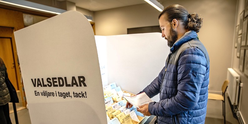 Mand stemmer ved det svenske valg