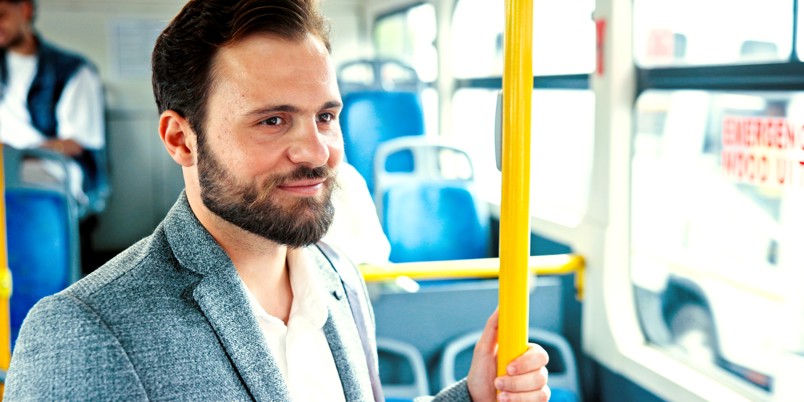 Mandlig forretningsmand i bus