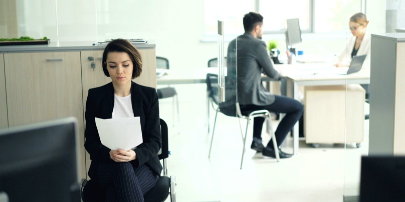 To personer venter på kontor