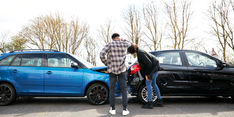 Ulykke med to sammenstødte biler