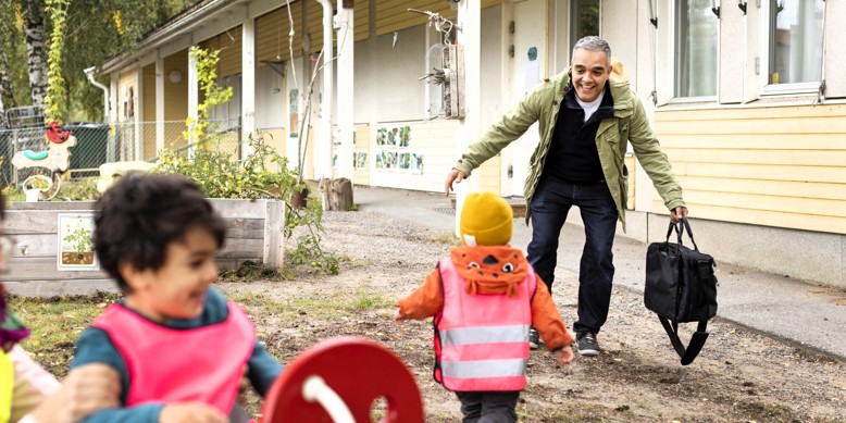 Far henter barn i förskola