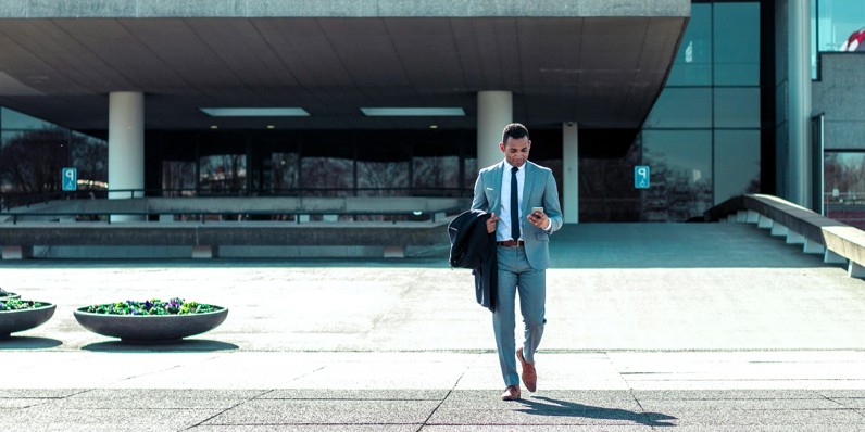 Mand forlader kontorbygning