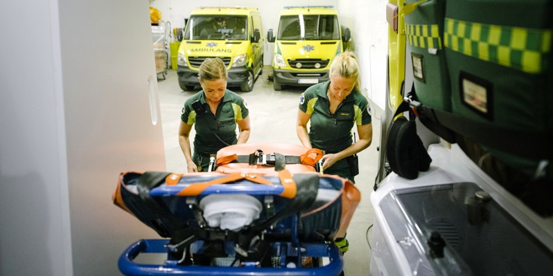 Ambulancepersonale klargør ambulance