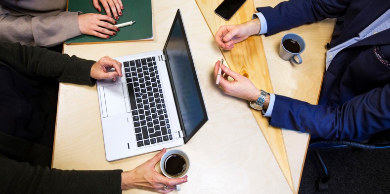 Forretningsmænd samarbejder ved computer