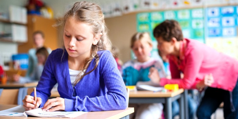 Pige i klasseværelse