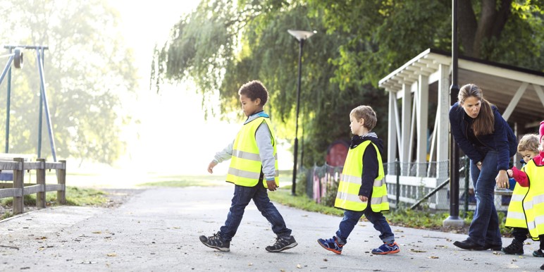 Børn i børnehaveklasse på gåtur med lærerinde