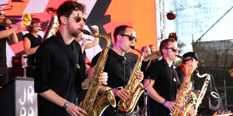 Blæsersektion i bigband spiller koncert