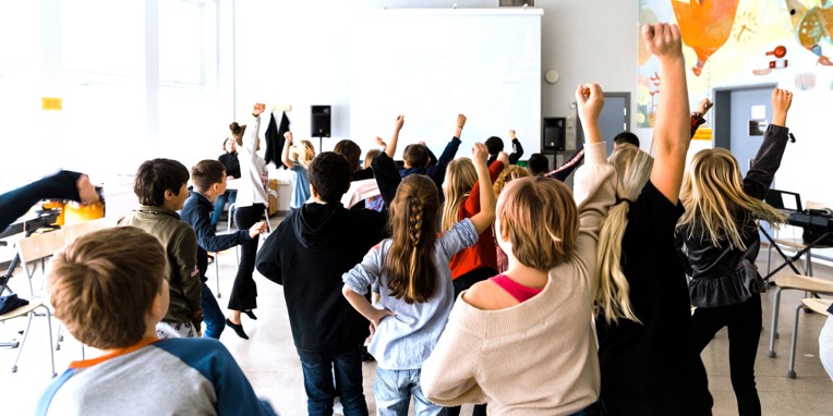 Elever danser i klasselokale