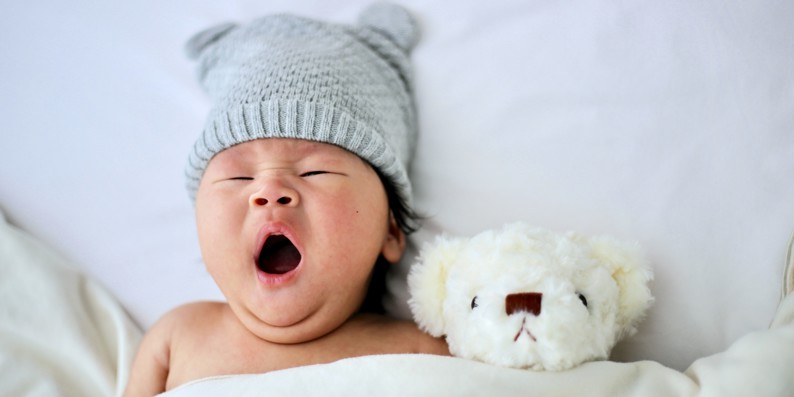 Gabende baby med bamse