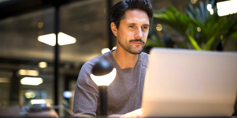 Mand arbejder ved computer