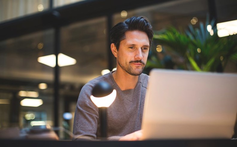 Mand arbejder ved computer