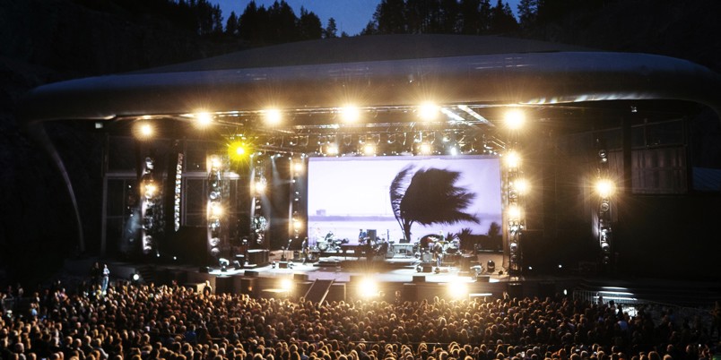 Stor udendørs koncert på oplyst scene