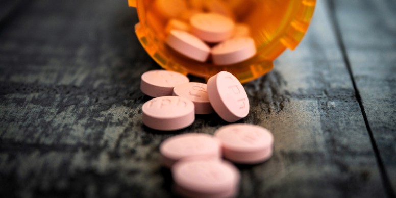 Piller ved siden af orange pilleglas