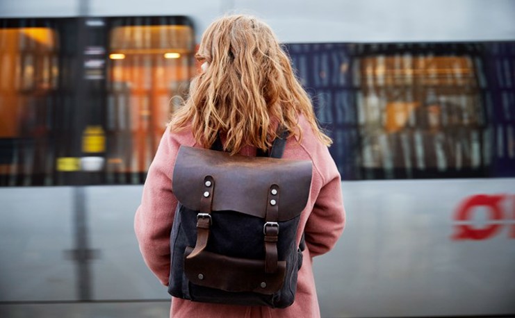 Pendler på togstation