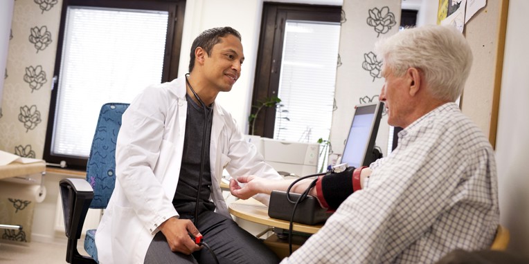 SundhedscentMand på besøg hos læge