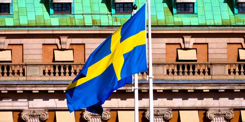 Svensk flag foran myndighedsbygning